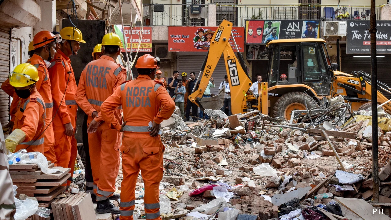 Delhi PG building collapse news live: Demolition of adjacent ...