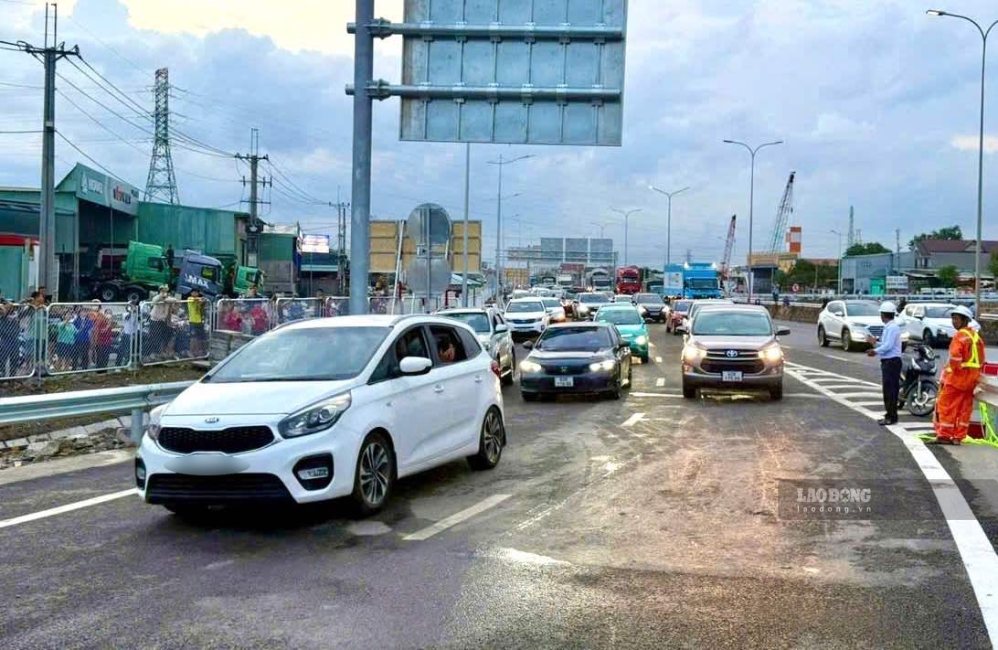 Xe ô tô gặp tai nạn trên cao tốc Biên Hòa - Vũng Tàu