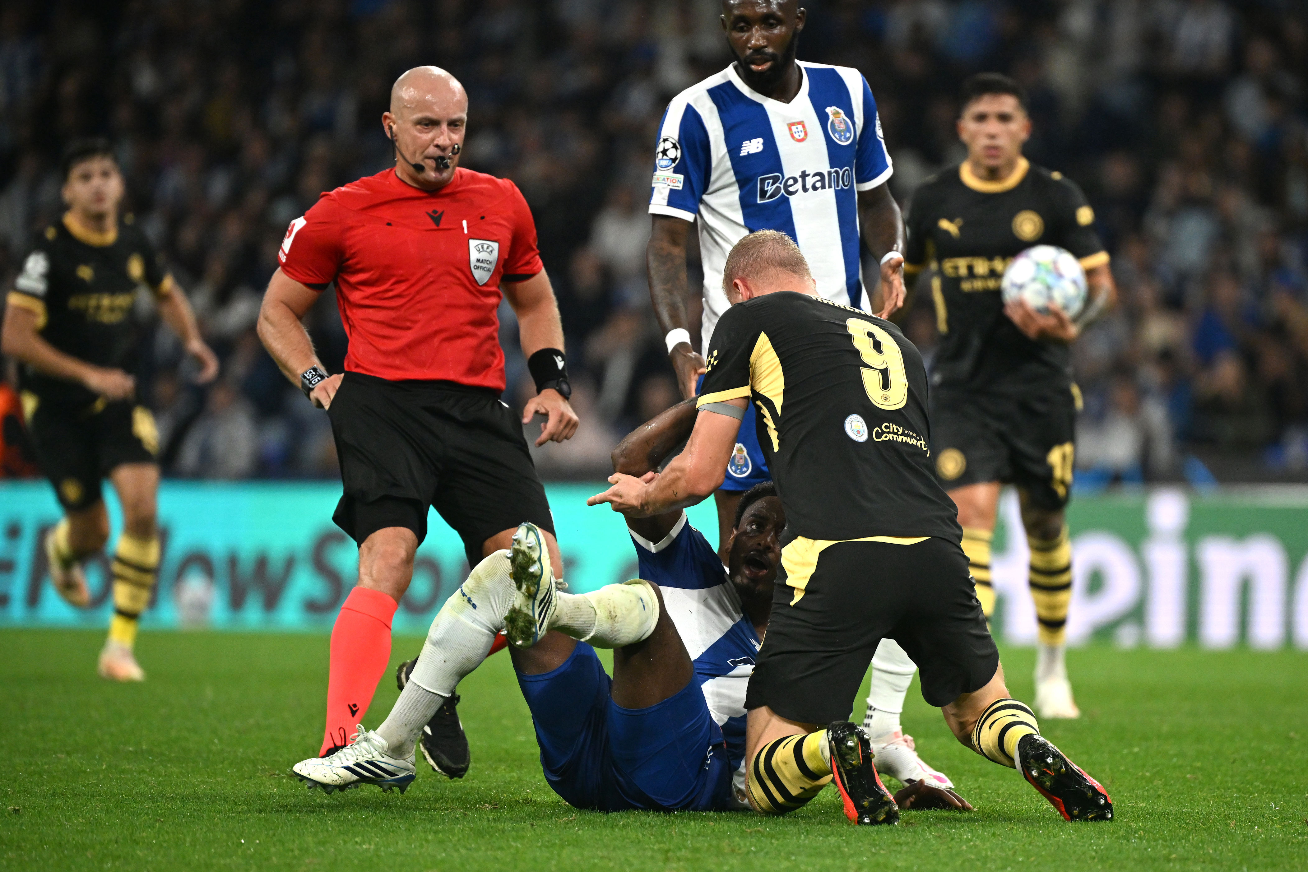 VAR Van Boekel opnieuw onder vuur na 'Van Bommel-charge' bij Porto ...