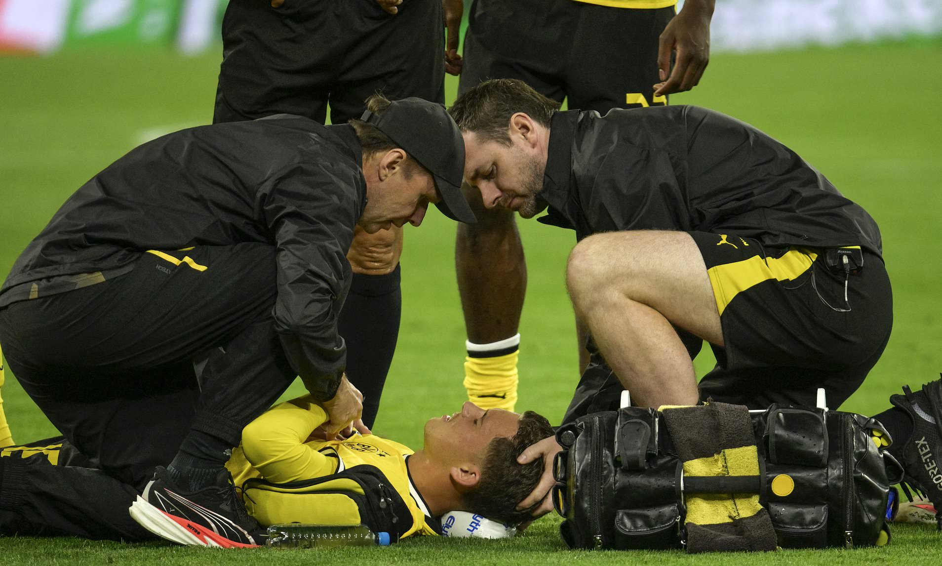 Borussia Dortmund star rushed to hospital after 'circulatory problems ...
