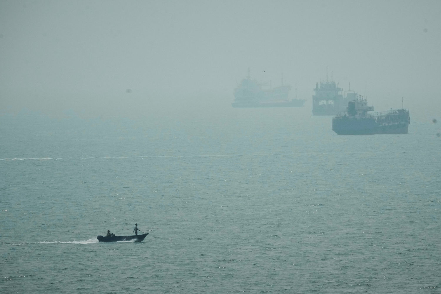 US strikes Iranian tankers after more attempted attacks on Navy warship