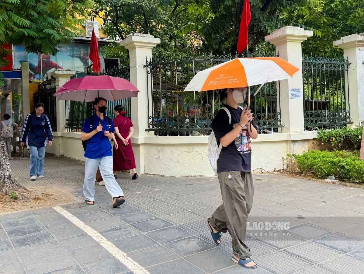 Nhà cách trường hơn 20km, nhiều sinh viên vẫn chọn đi về mỗi ngày
