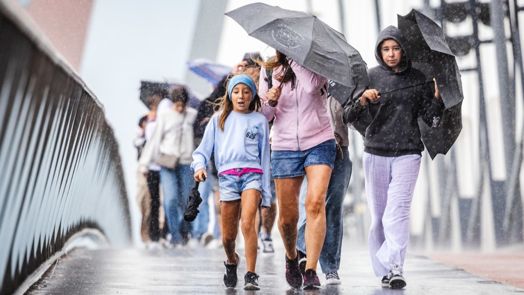 Vandaag Stevige Buien Onweer En Windvlagen