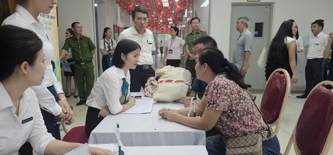Nhận đền bù nhà đất, công an điều xe đưa dân mang tiền đi gửi ngân hàng