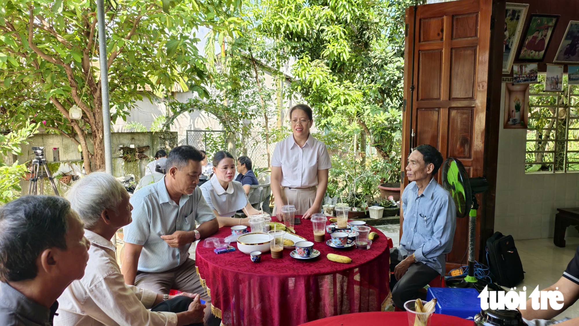 Đại biểu tiếp xúc cử tri tại nhà dân, nghe bà con rần rần có ý kiến