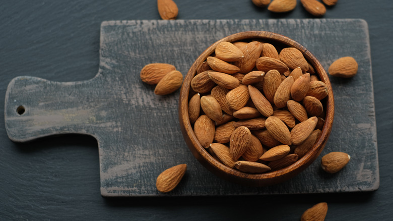 What happens to your body when you eat almonds every day