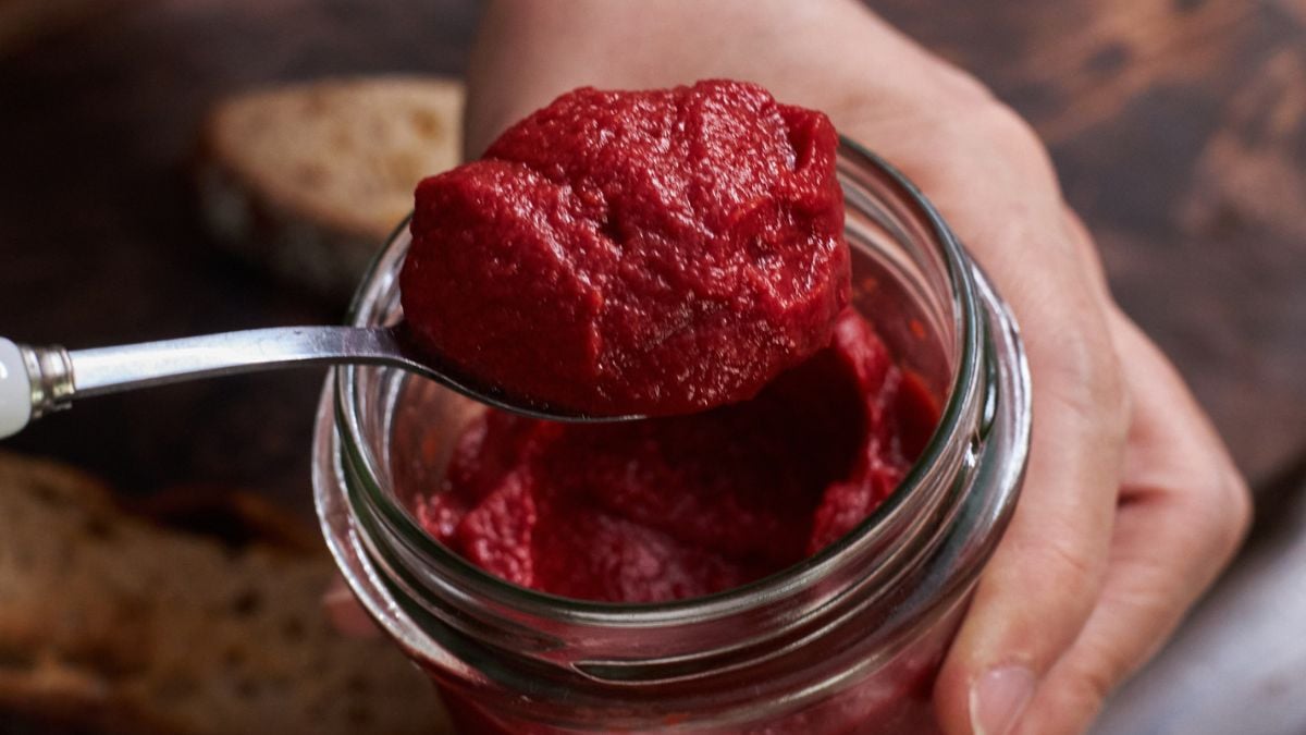 Scientists had people eat tomato paste for 3 months. Their brain scans looked different.
