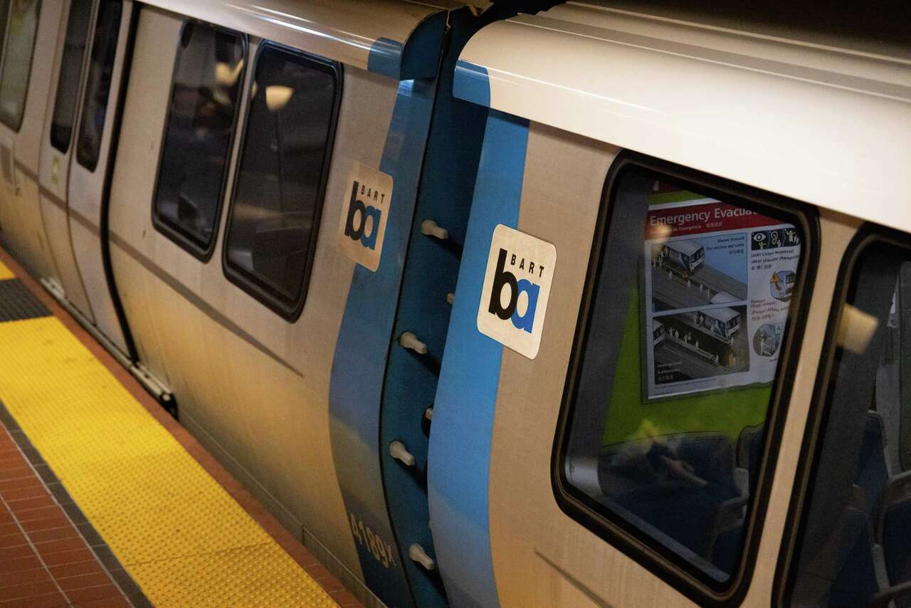 BART service between SF., Oakland halted, leaving hundreds stranded