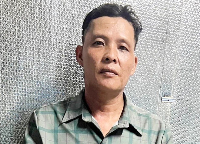Ly hôn một năm, người đàn ông mang xăng tạt vào vợ cũ rồi châm lửa đốt