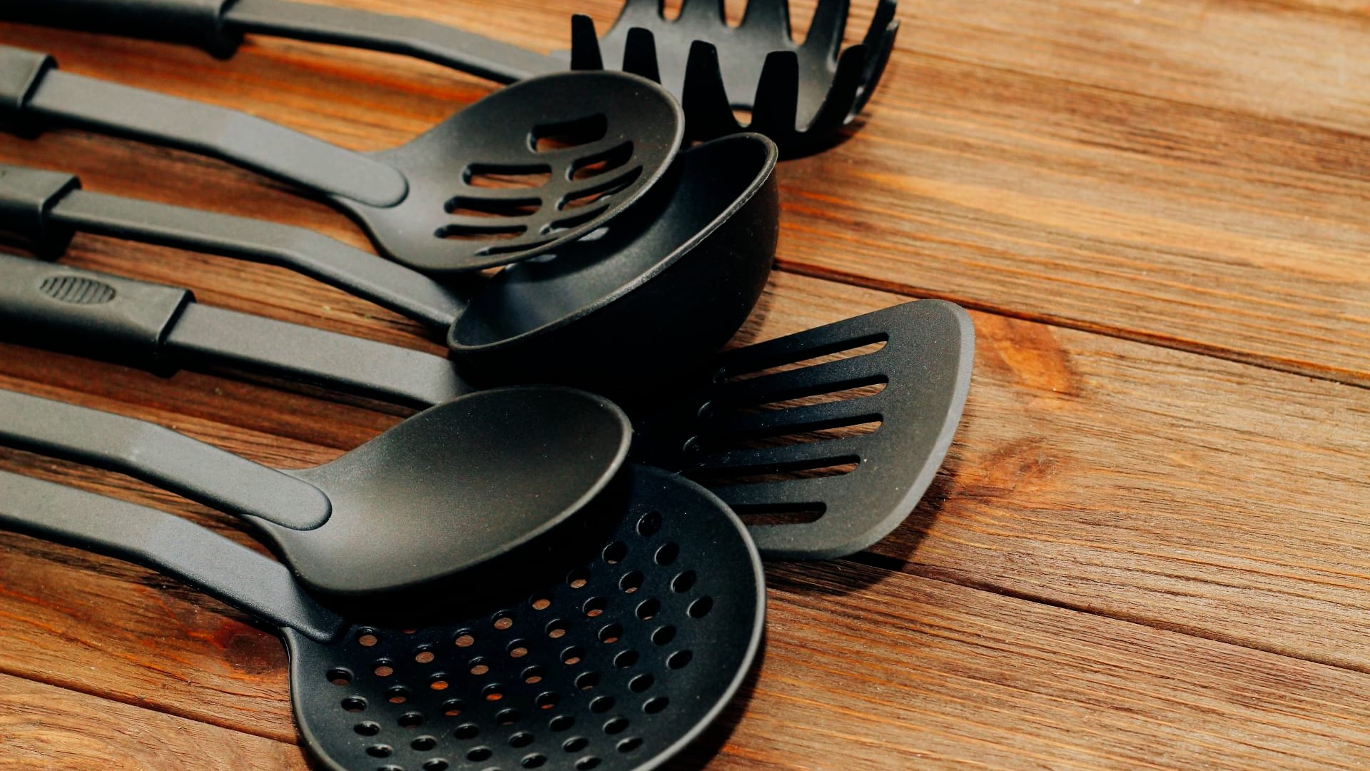 Plastic kitchen tools you should throw away immediately