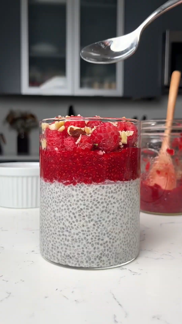 Raspberry chia seed pudding: easy vegan breakfast