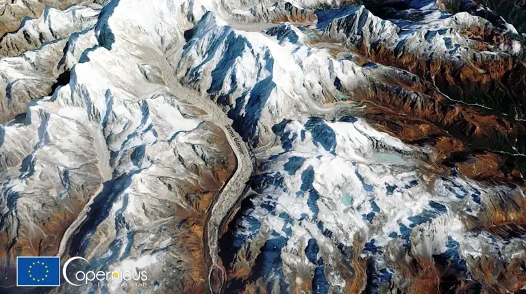Imagen, adquirida por uno de los satélites Copernicus Sentinel-2 el 15 de diciembre de 2021, muestra el glaciar Zemu que se encuentra en la base del Kangchenjunga en el Himalaya de Sikkim, en la India.