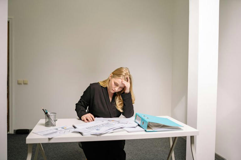 Your coworker is unhappy in life - and these 7 behaviors reveal it at work