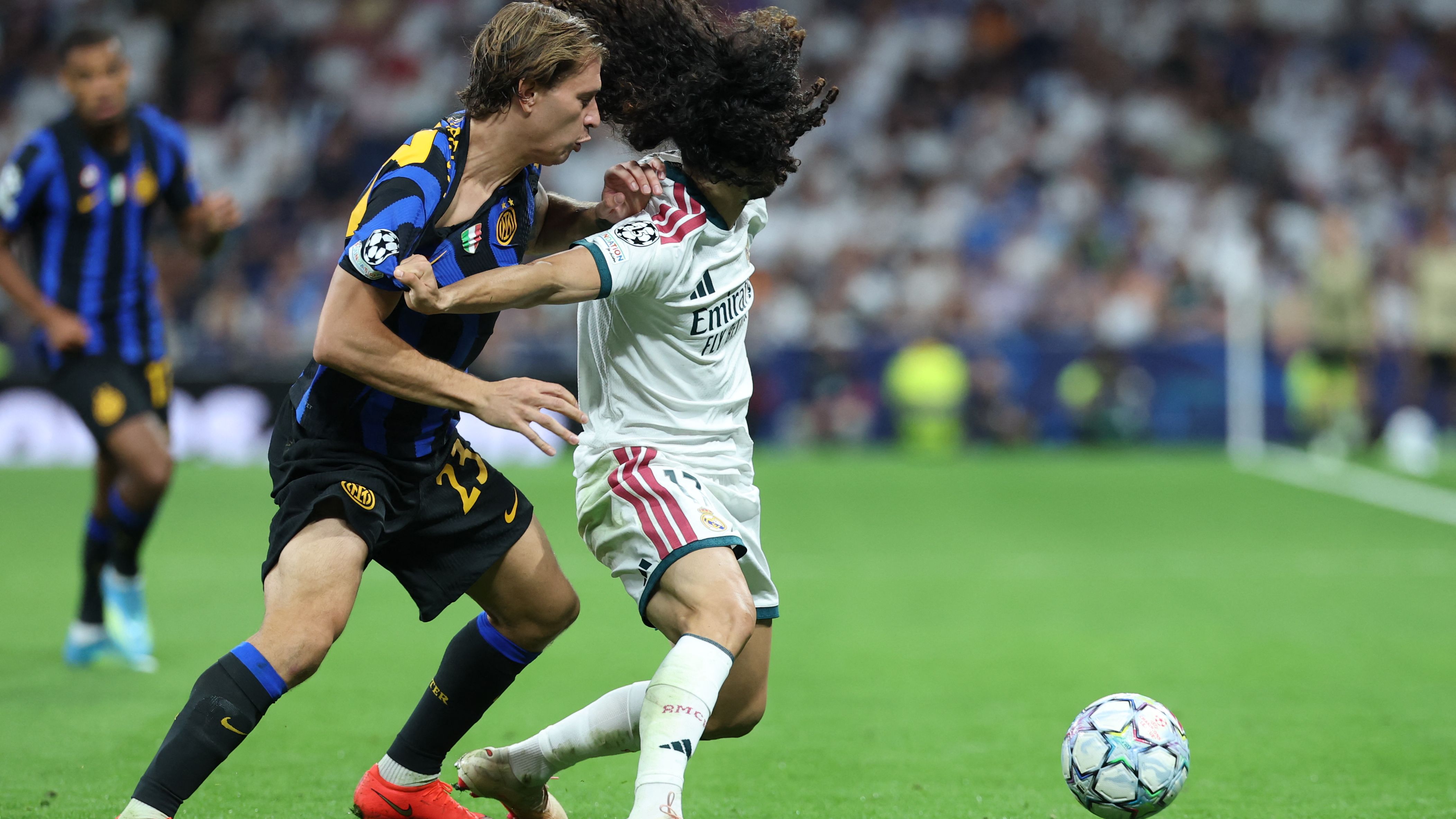real-madrid-inter-barella-zittito-e-insultato-da-huijsen-poi-scambio
