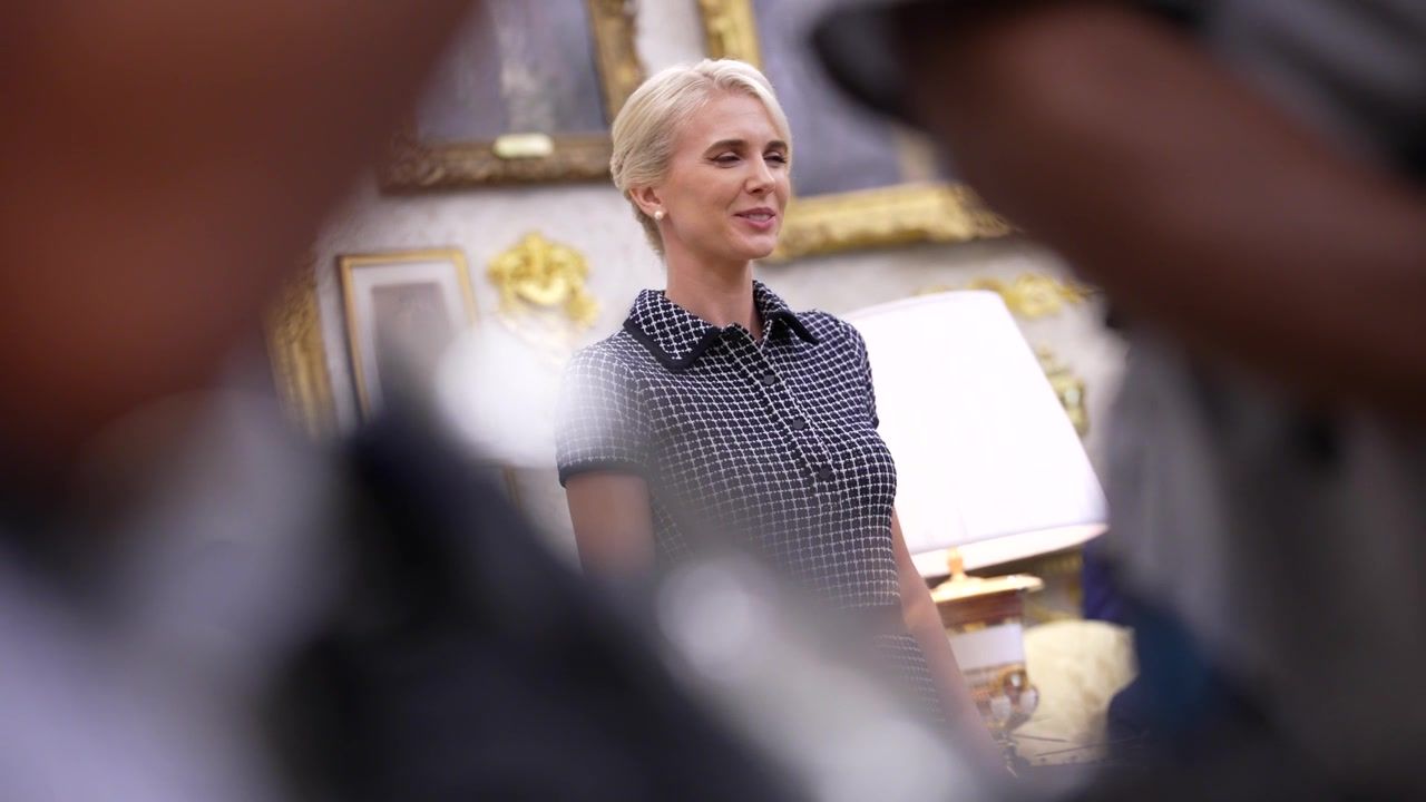 Fears Trump's generous $45,000 cash tips leave aides 'indebted' to the ...