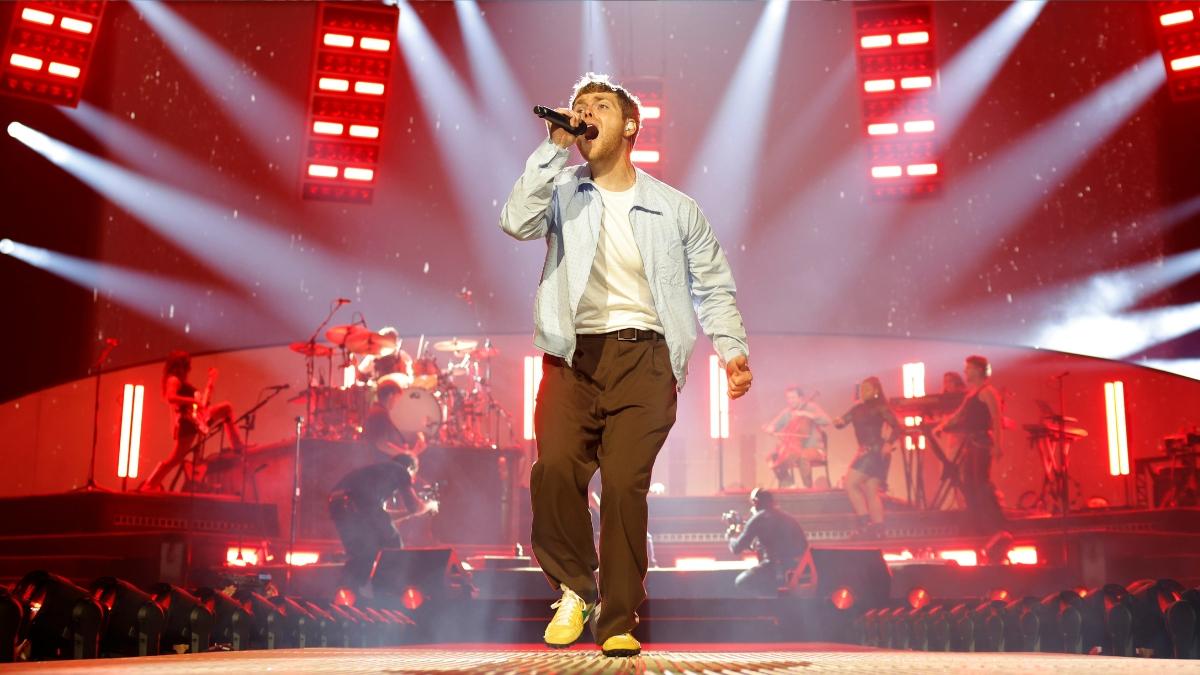 Alex Warren hilariously reacts after taking a tumble during concert