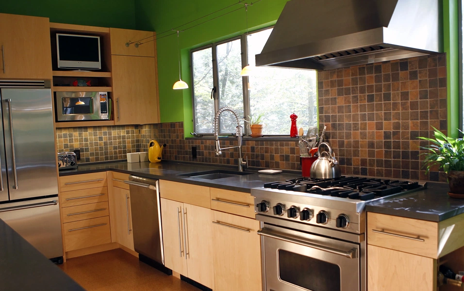 designers-highlight-kitchen-colors-that-expand-space-and-add-warmth