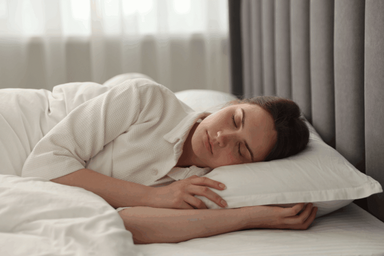 Dormir bem ajuda na manutenção do peso e na rotina saudável (Imagem: New Africa | Shutterstock)