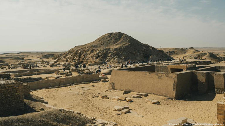 La pirámide de Userkaf, en Saqqara, la necrópolis que Egipto busca impulsar como destino turístico mejorando accesos y servicios, aunque sigue a la sombra de su vecina más famosa, Guiza.