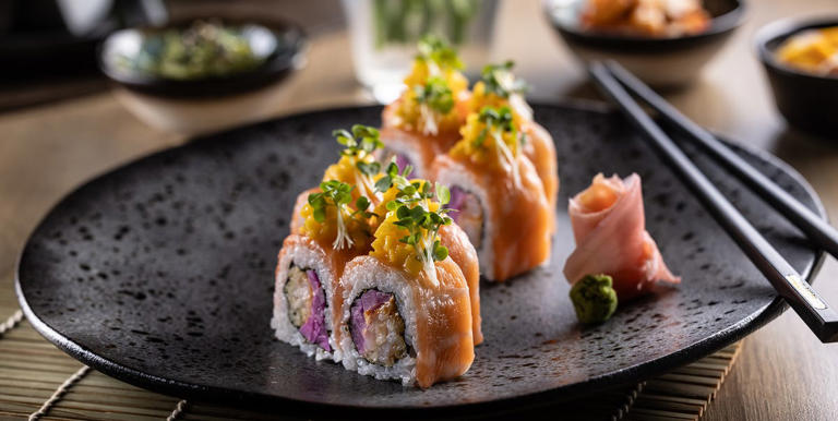 Desde barras de sushi y restaurantes omakase hasta izakayas, ramen y propuestas japonesas de fusión: reunimos 25 direcciones de Madrid para acertar según el tipo de cocina, la experiencia y el presupuesto.
