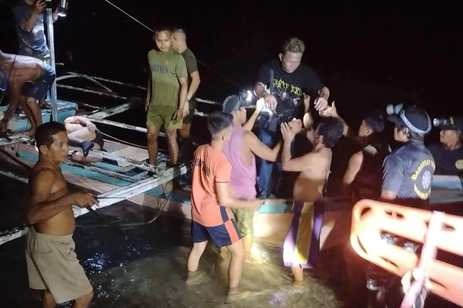 Cháy phà ở Philippines: 5 người chết, hơn 80 người mất tích