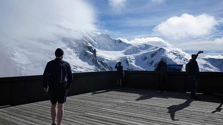 Turistas en el macizo del Mont Blanc, vistos desde la Aiguille du Midi, en Chamonix, Francia, sábado cinco de septiembre de 2026.