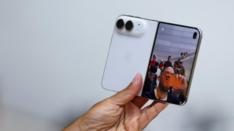 Users reporting problems with Apple's first foldable iPhone