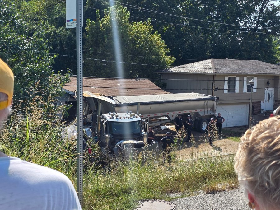 1 dead, 3 injured in crash off I-255 in Oakville