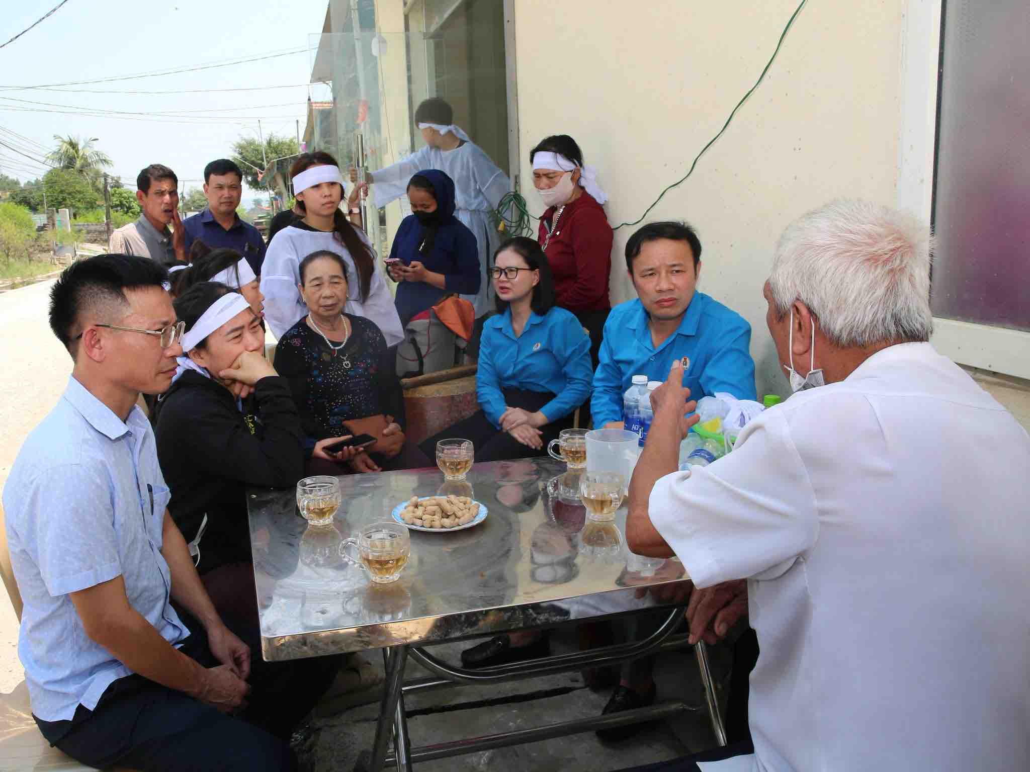 Công đoàn Nghệ An thăm hỏi gia đình đoàn viên gặp nạn