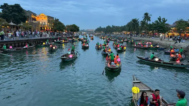 Hội An vẫn duy trì được lượng khách tham quan nhiều năm qua - Ảnh: B.D.