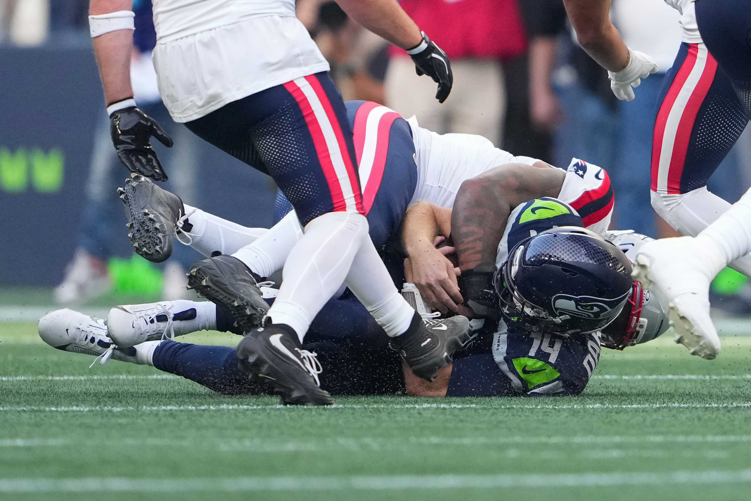 Sam Darnold suffers hip injury on Seahawks' opening drive. Fracture ...