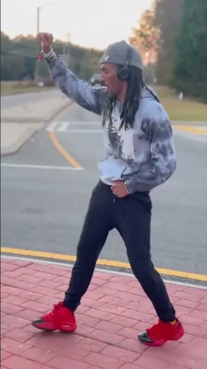 Freestyle dance session to 'Cry like a baby'