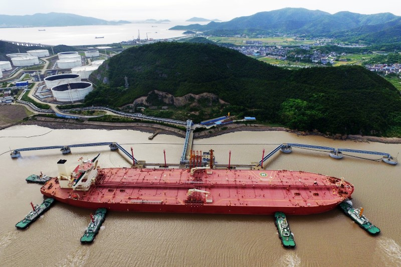 China independent refiners scramble for oil, underpinning spot premiums