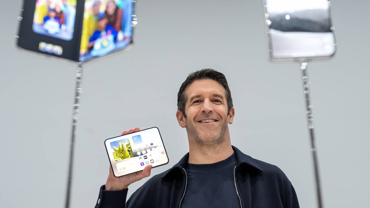 samsung-absolutely-goes-in-on-apple-after-unveiling-foldable-iphone-duo