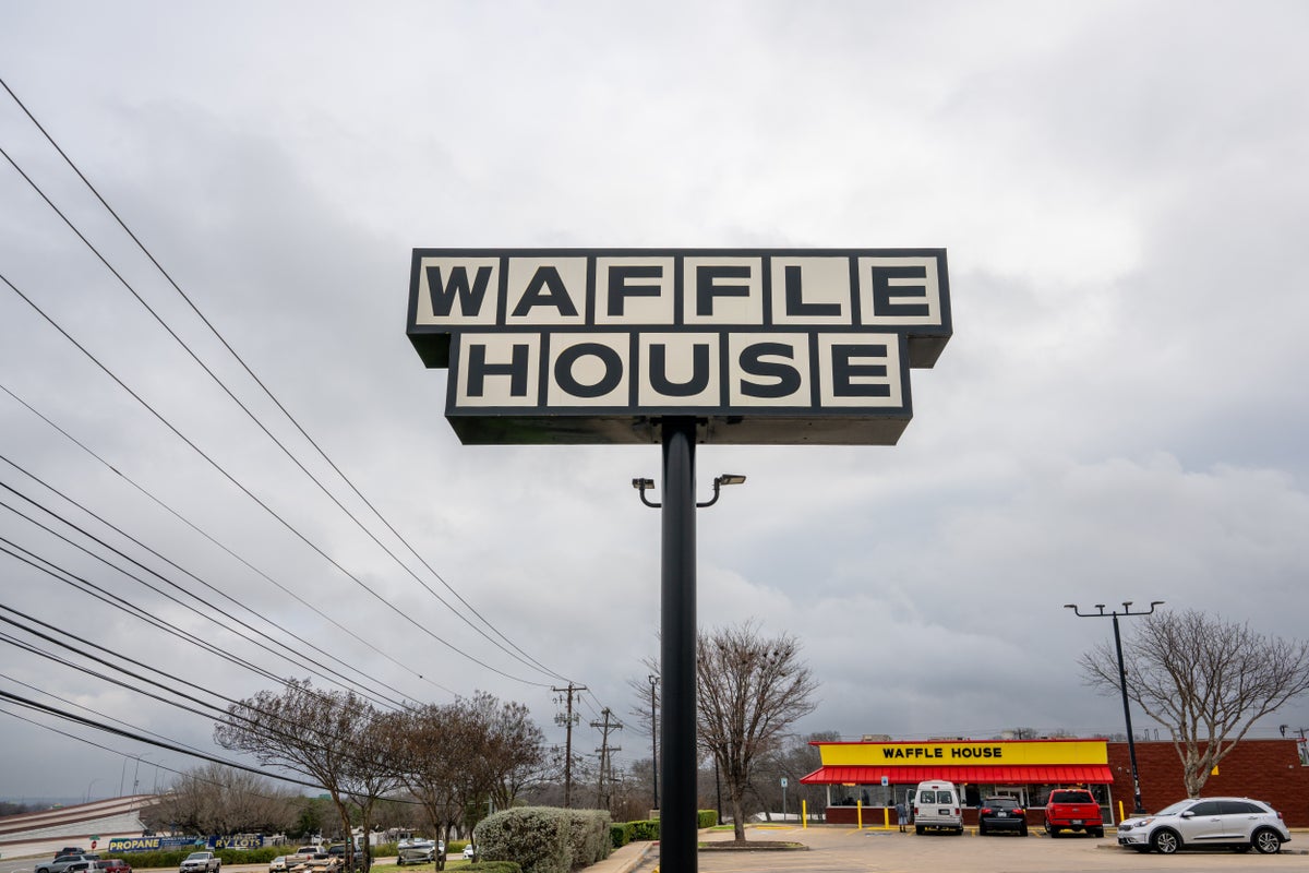 Deputy and wife beaten by Waffle House workers in parking spot dispute
