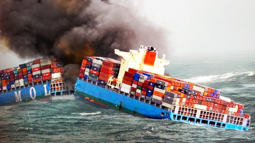 A 1,037-foot container ship hit 23-foot waves then its hull began ...