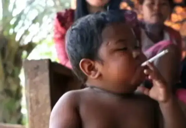 Ardi Rizal fumando aos 1 ano e meio na Indonésia, imagem que chocou o mundo. (Foto: Instagram)