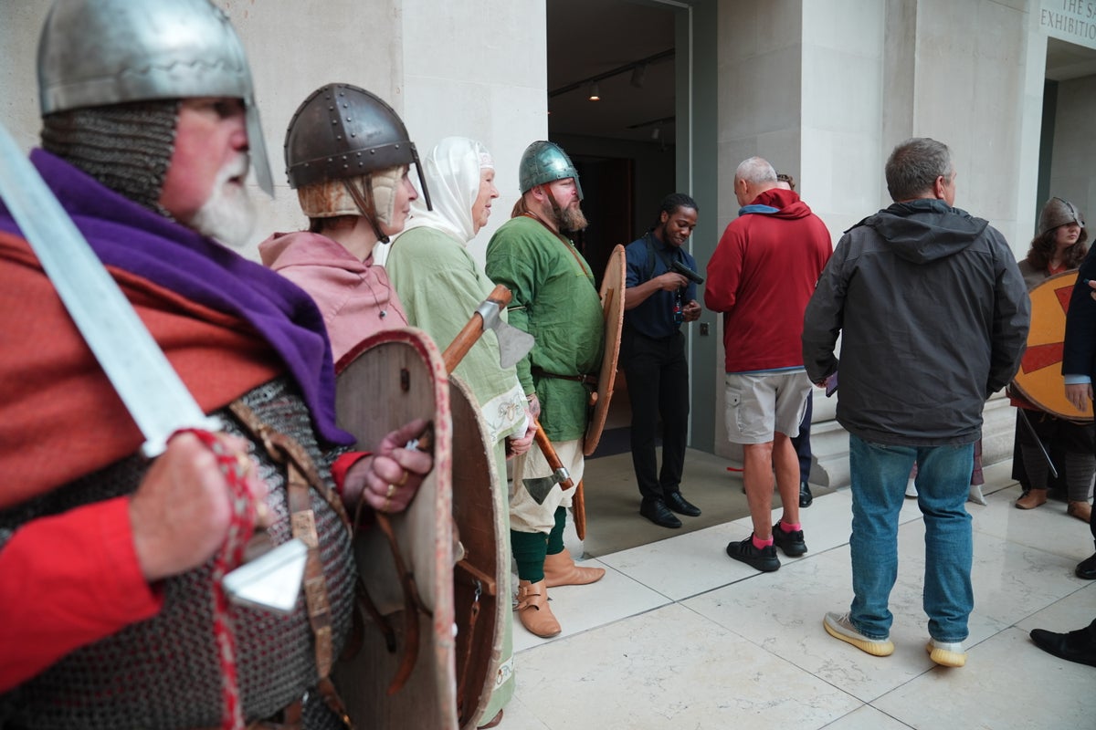 bayeux-tapestry-attracts-huge-crowds-at-british-museum