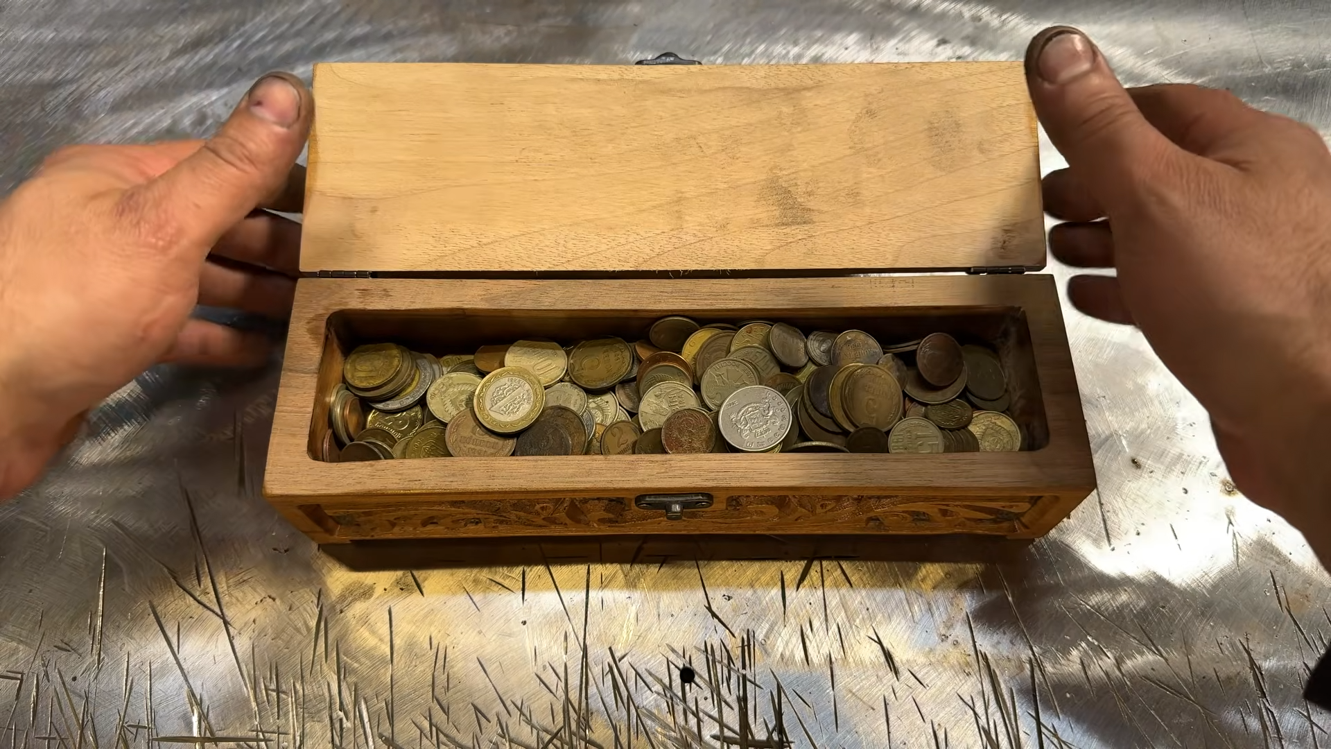 Old coins were sealed in a canister - then the Damascus pattern came ...