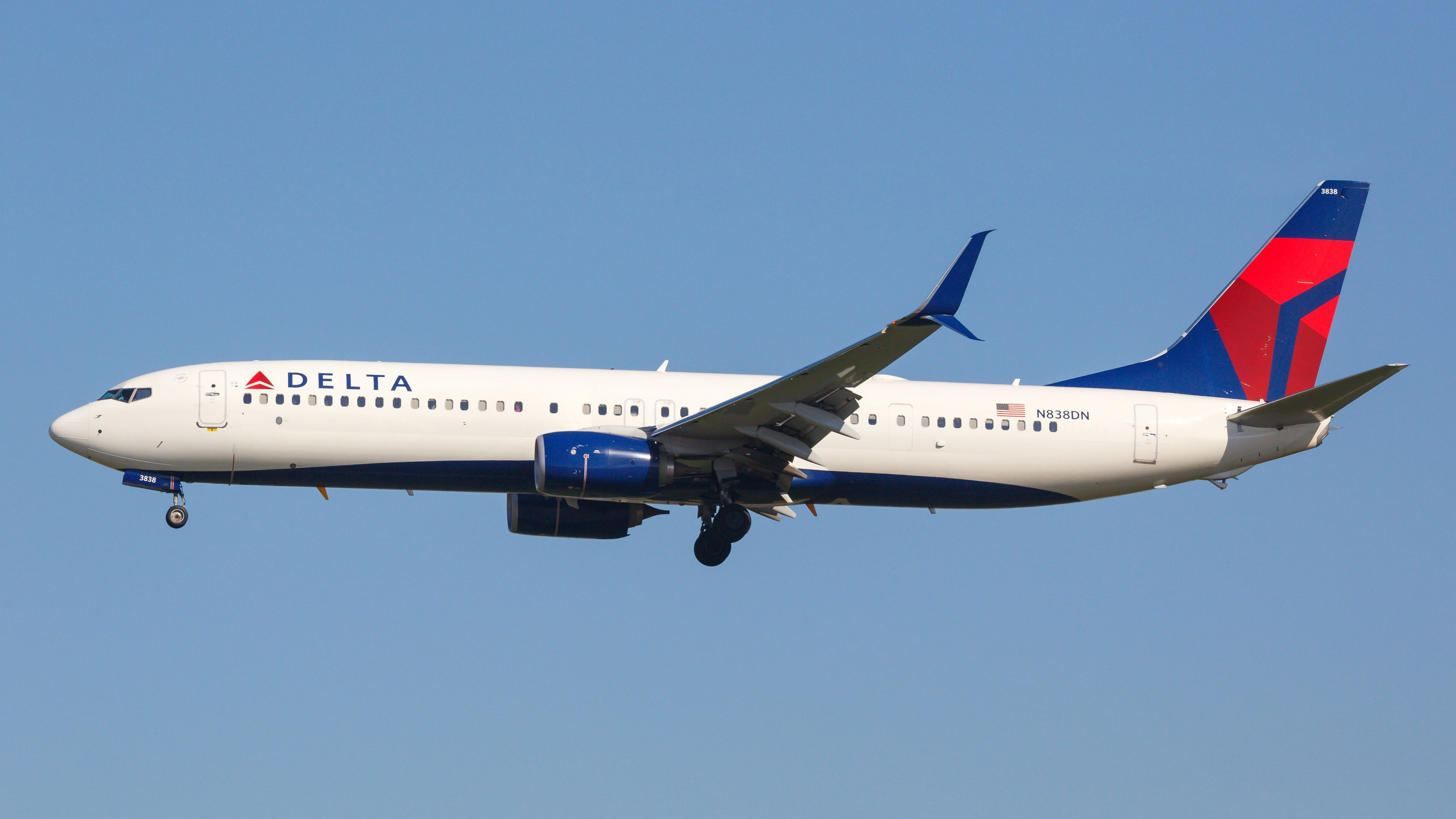 Delta flight diverted after it plunged 27,000 feet over 10 minutes ...