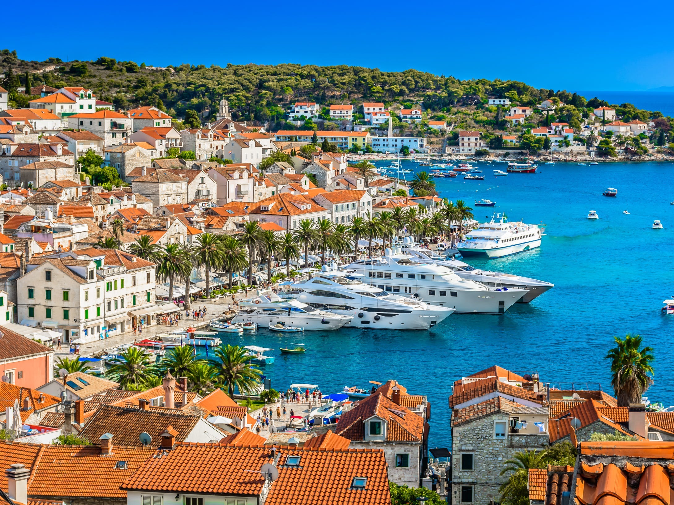 i-live-in-paris-and-love-traveling-around-europe-here-are-4-cities-i
