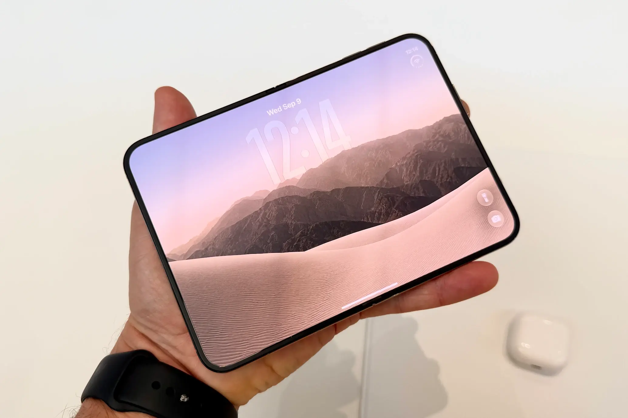 Apple iPhone Duo hands-on: I barely noticed the crease