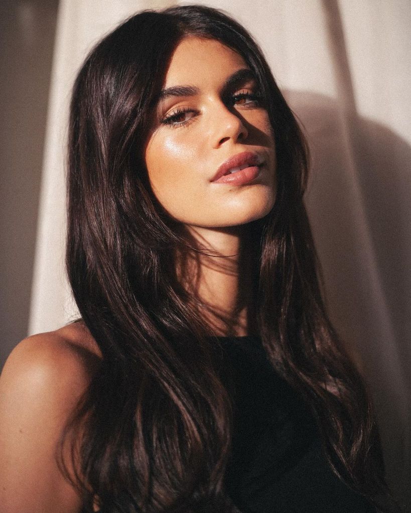 Gana volumen en tus labios con el delineado natural de Kaia Gerber