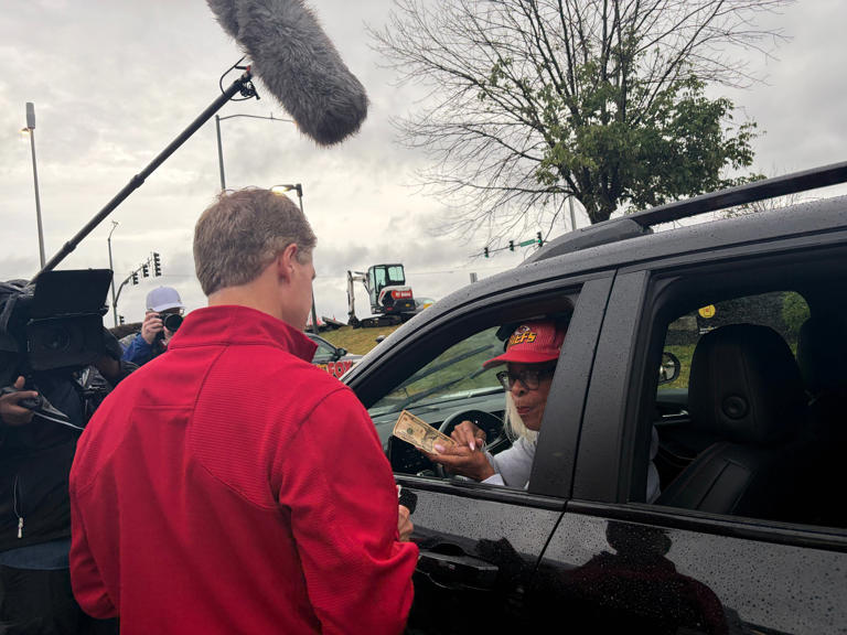 Chiefs fans line up before dawn for Red Thursday flag sale