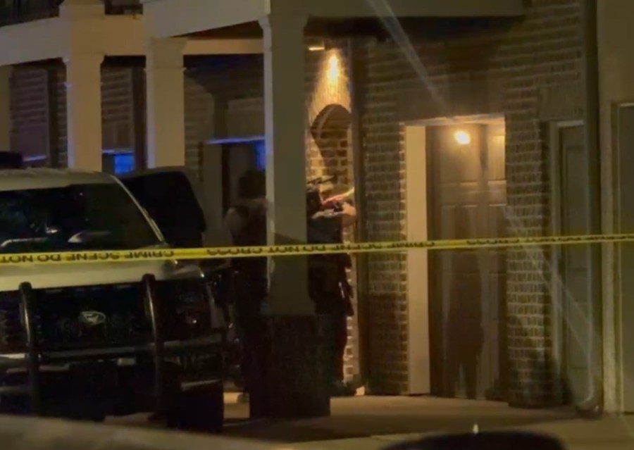 Man charged after barricade in Collierville apartment