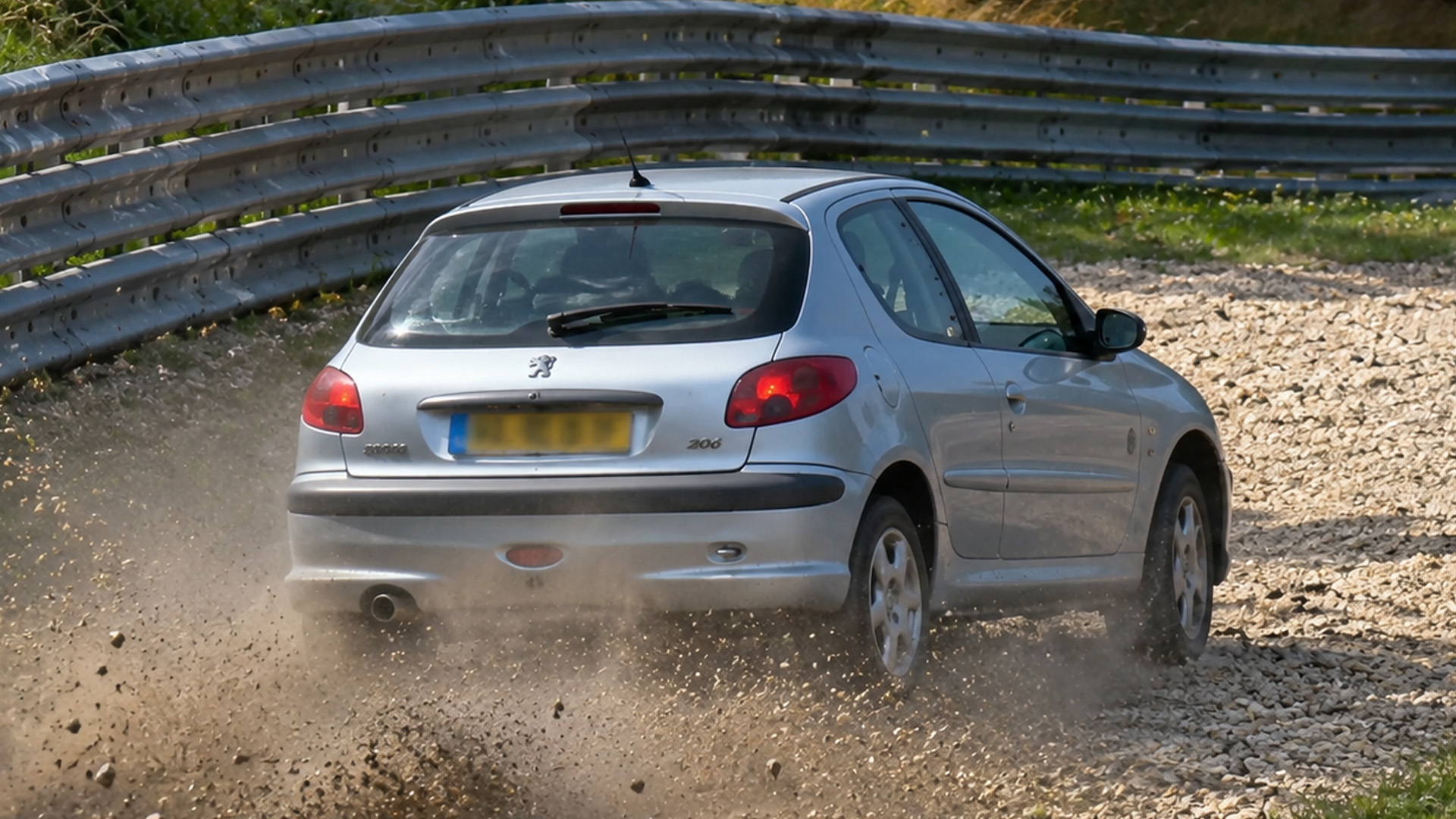 Quick reactions save drivers from bigger trouble around the Nordschleife