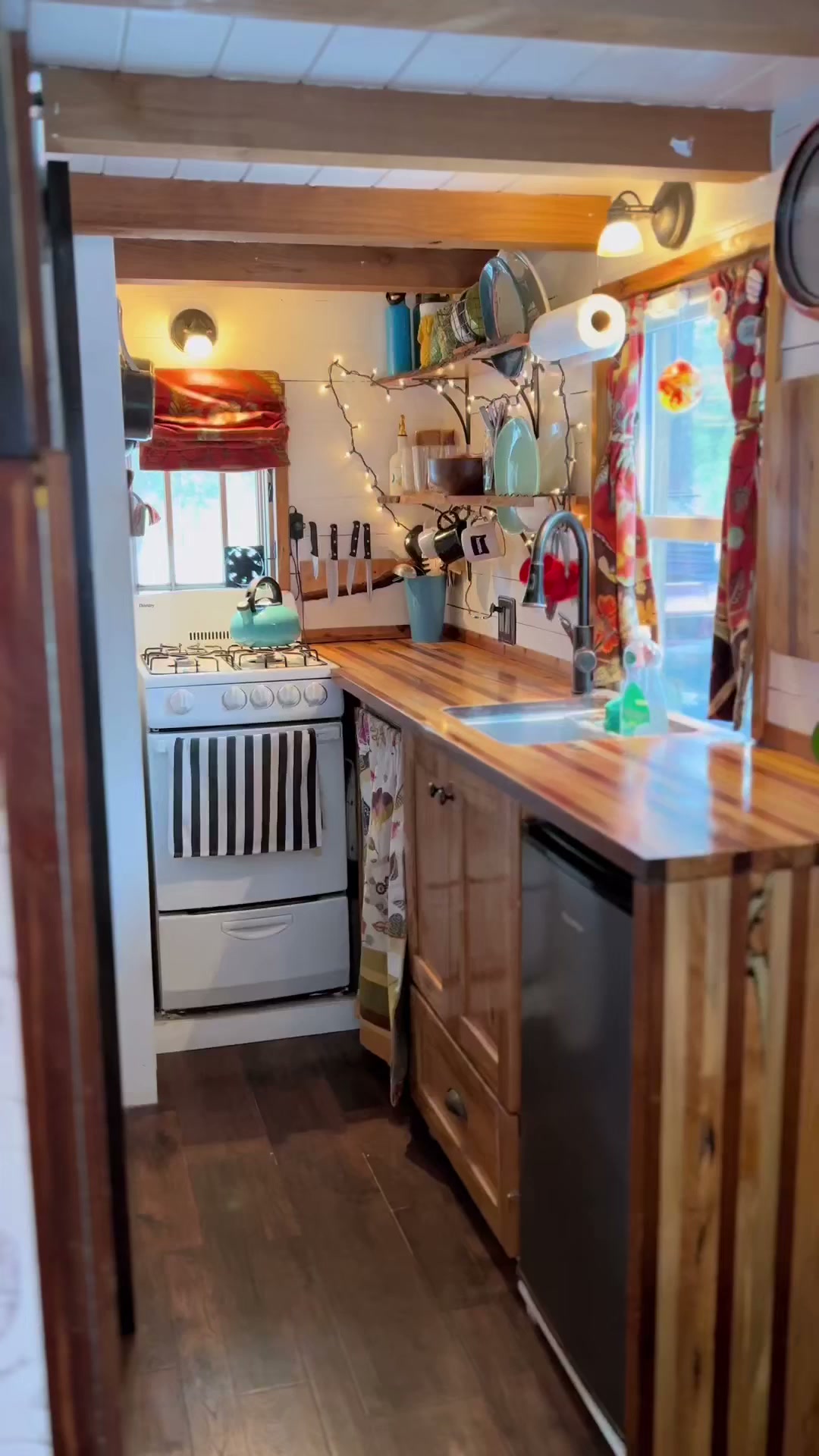 I transformed my tiny kitchen with this clever hack! 🍽️
