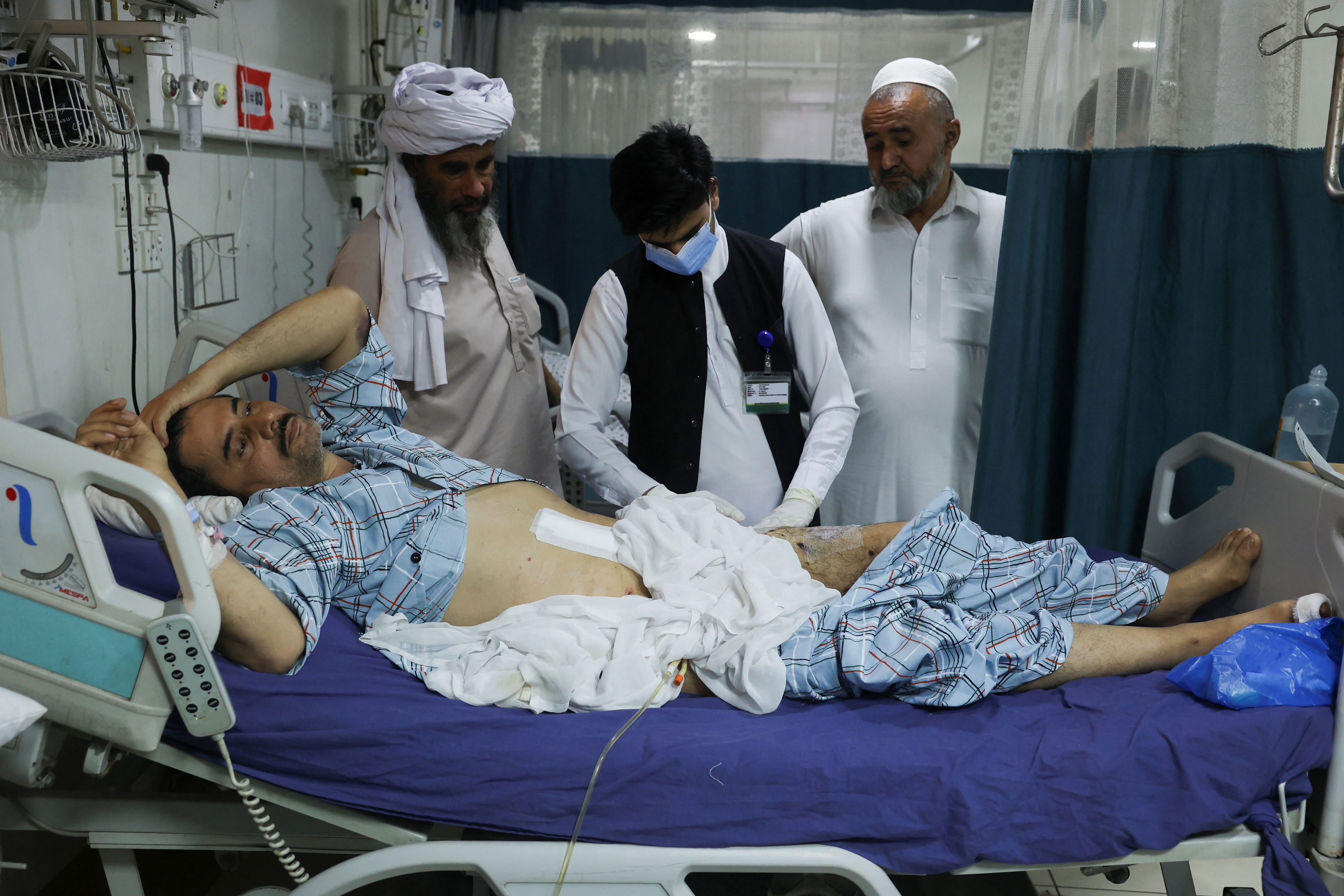 Pakistan orders Afghan medical students home, bars new Afghan admissions