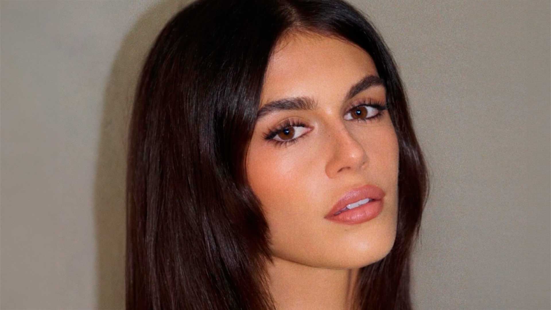 Gana volumen en tus labios con el delineado natural de Kaia Gerber
