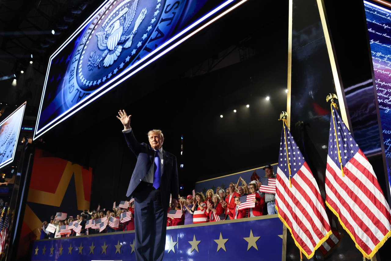 Here's what Trump's $5,000 dividend would do to inflation and the national debt